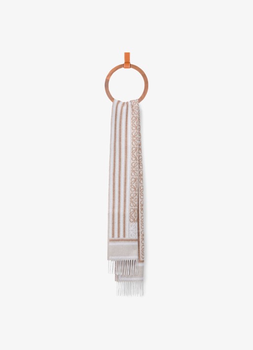 LOEWE Fijngebreide sjaal in kasjmierblend met logo 180 x 30 cm - voorkant 2 beige