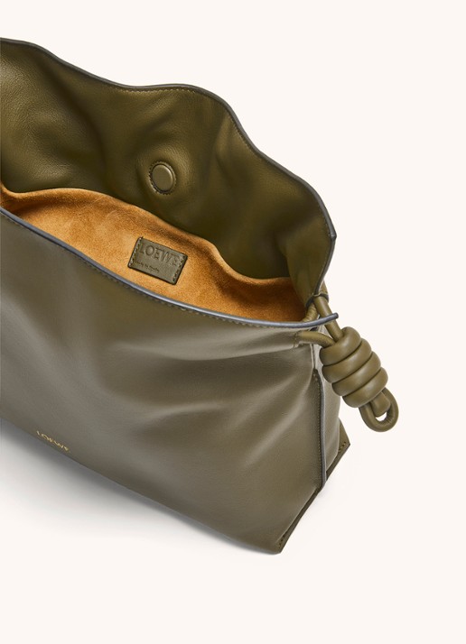 LOEWE Flamenco clutch van kalfsleer - detail 2 olijfgroen