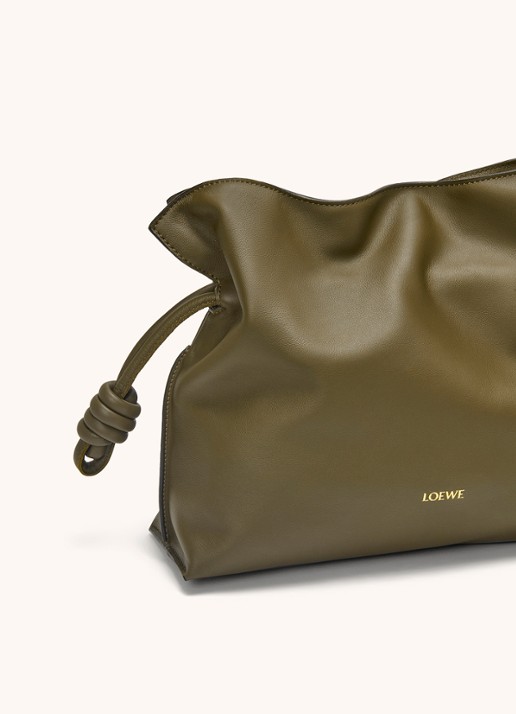 LOEWE Flamenco clutch van kalfsleer - detail 3 olijfgroen