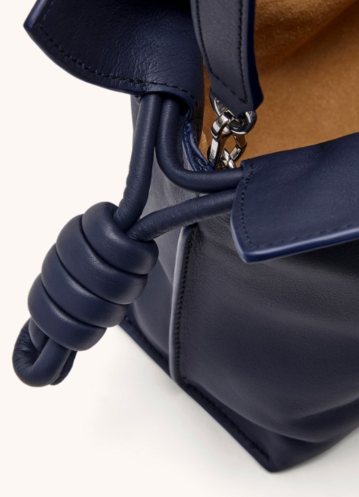 LOEWE Flamenco clutch van kalfsleer - detail 4 donkerblauw