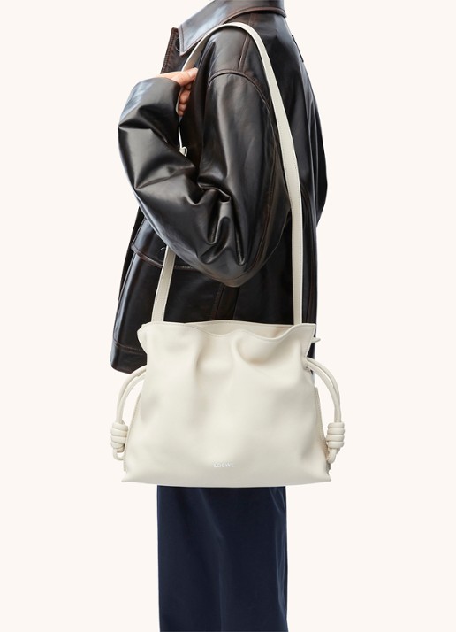 LOEWE Flamenco clutch van kalfsleer - detail 8 beige