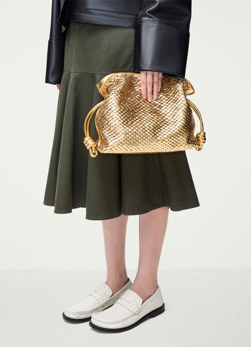 LOEWE Flamenco clutch van leer met metallic finish - detail 8 goud