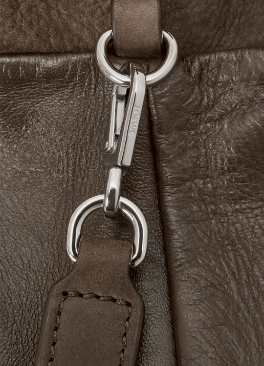 LOEWE Flamenco Medium clutch van kalfsleer - detail 7 bruin