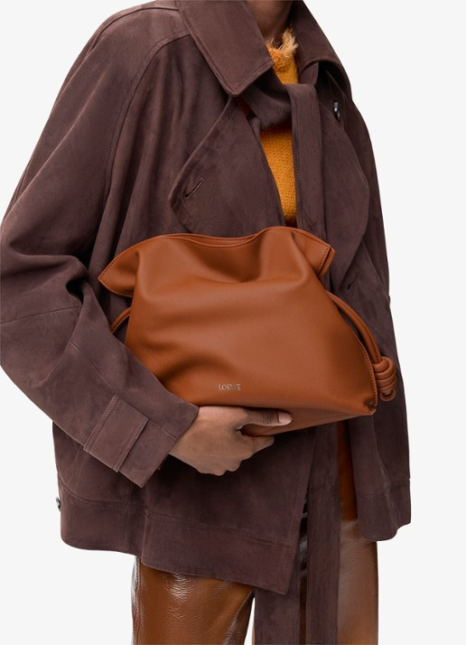 LOEWE Flamenco Medium clutch van kalfsleer - voorkant 2 bruin