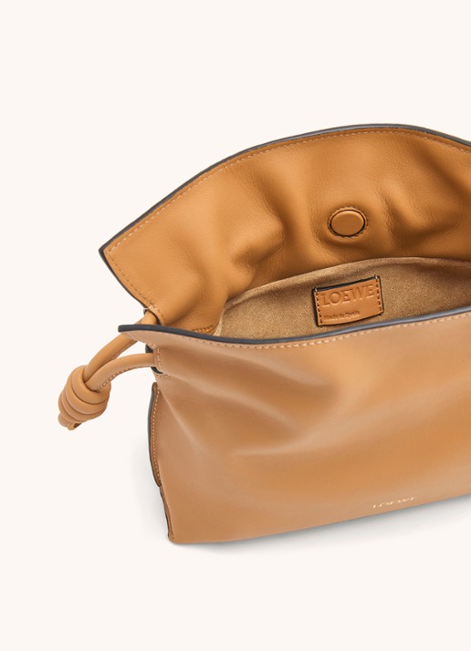 LOEWE Flamenco Mini clutch van kalfsleer - detail 6 camel