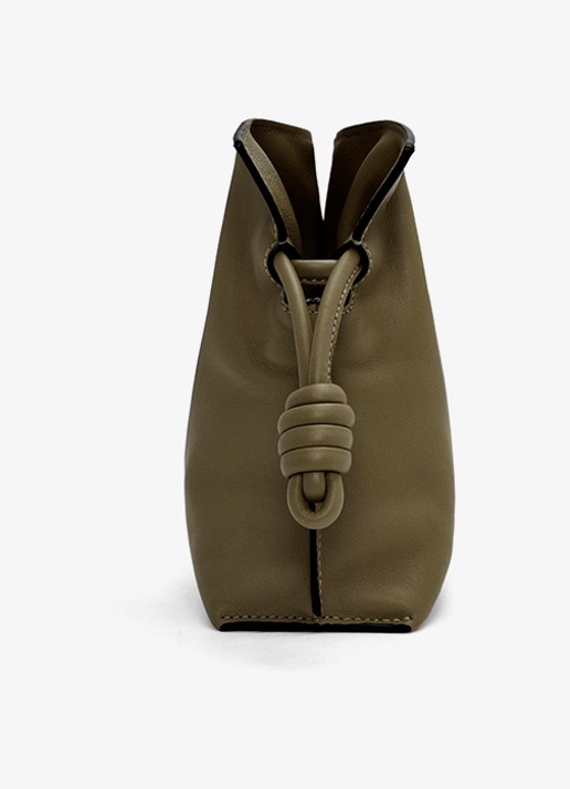 LOEWE Flamenco Mini clutch van kalfsleer - detail donkerkhaki