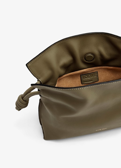LOEWE Flamenco Mini clutch van kalfsleer - detail 3 donkerkhaki