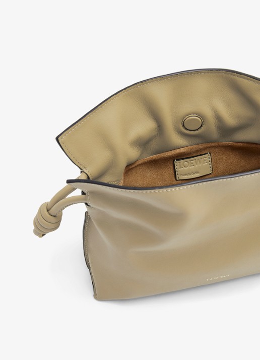 LOEWE Flamenco Mini clutch van kalfsleer - detail 5 lichtgrijs