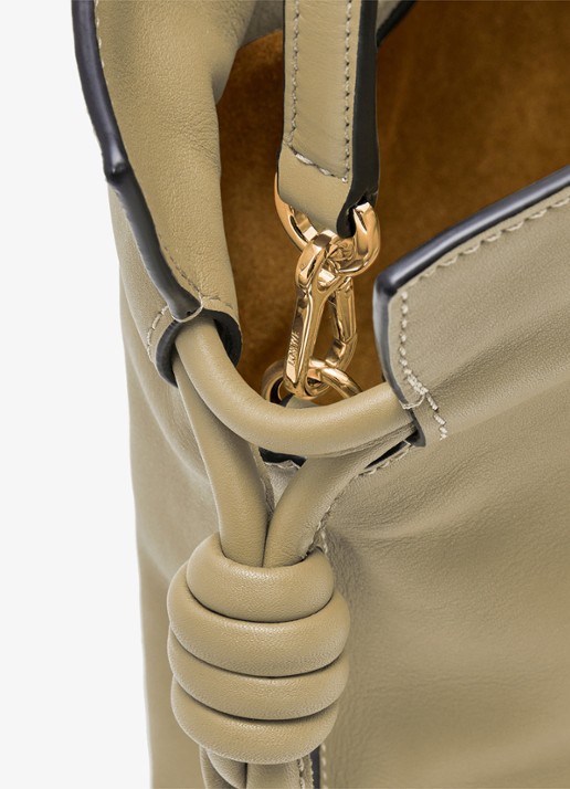 LOEWE Flamenco Mini clutch van kalfsleer - detail 6 lichtgrijs