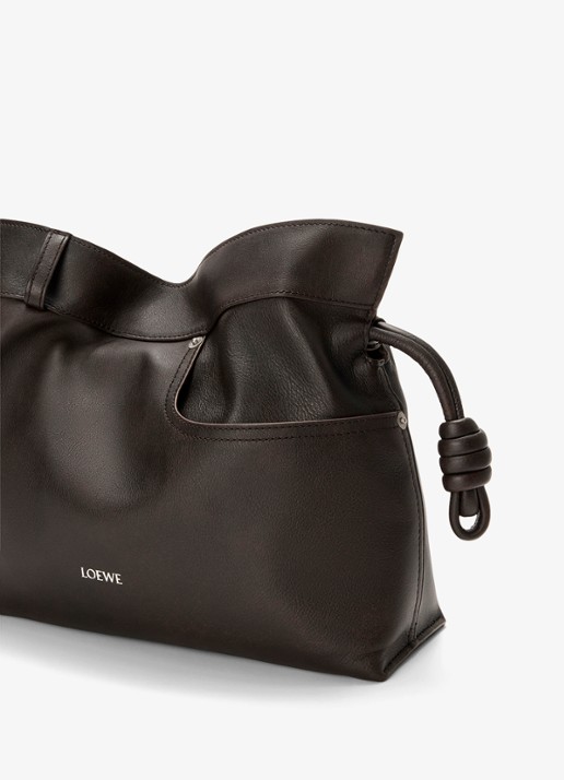 LOEWE Flamenco Panta M clutch van kalfsleer - detail 6 donkerbruin
