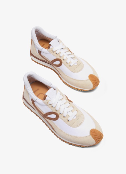 LOEWE Flow Runner 2.0 sneaker van kalfsleer met kalfssuède details - detail 3 beige