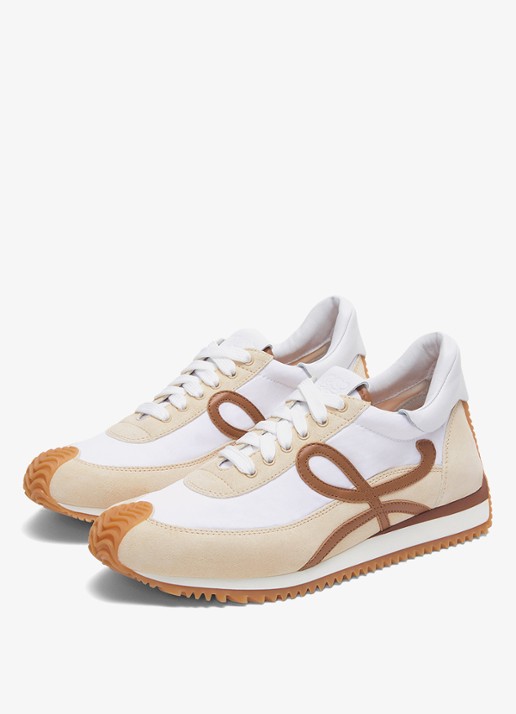 LOEWE Flow Runner 2.0 sneaker van kalfsleer met kalfssuède details - voorkant 2 beige