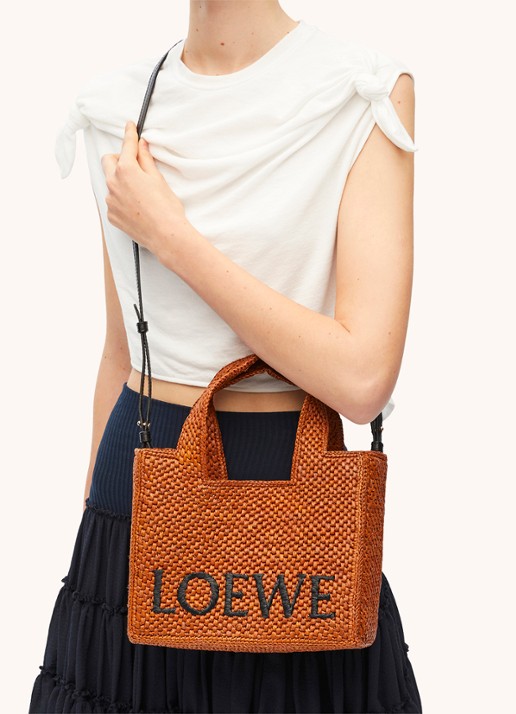 LOEWE Font Small shopper van raffia met afneembare schouderriem - detail 6 cognac