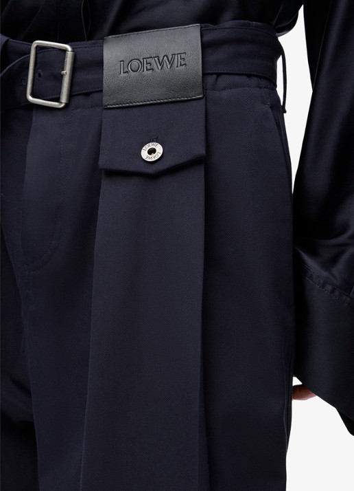 LOEWE High waist loose fit pantalon in zijdeblend met ceintuur - detail 4 donkerblauw