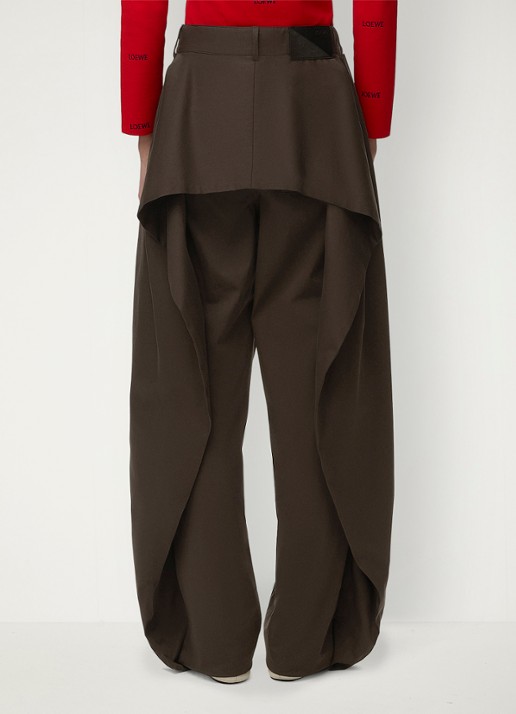 LOEWE High waist wide fit pantalon in zijdeblend met plooidetail - achterkant bruin