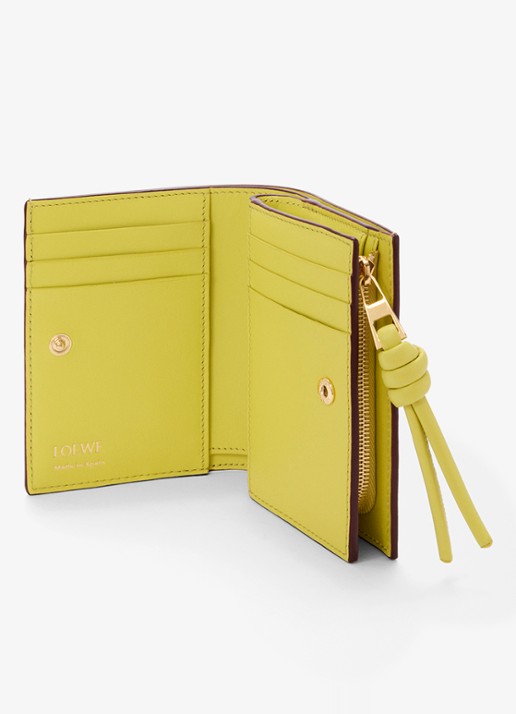 LOEWE Knot Compact portemonnee van kalfsleer - detail 3 bordeauxrood