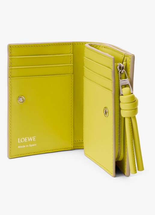LOEWE Knot Compact portemonnee van kalfsleer - detail 3 beige