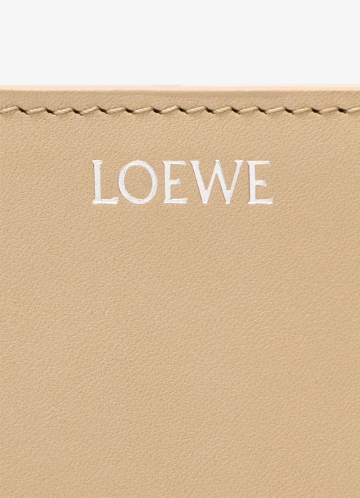 LOEWE Knot Compact portemonnee van kalfsleer - detail 4 beige