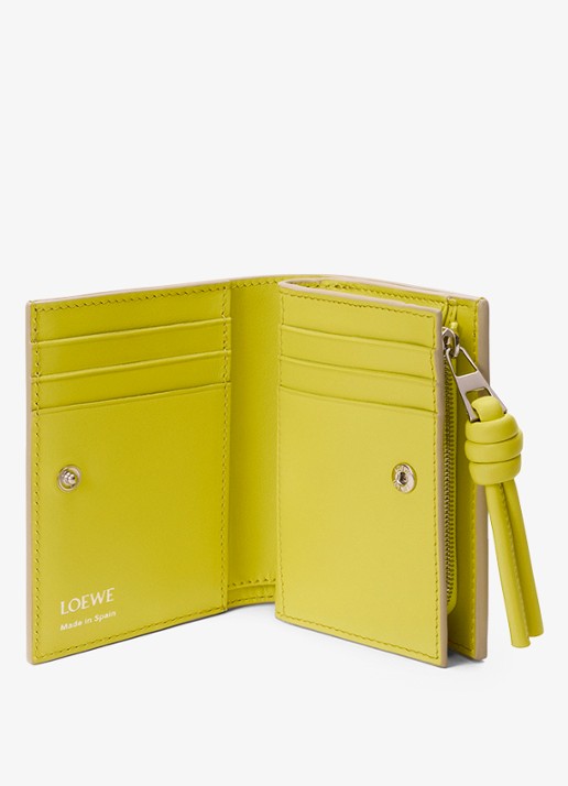 LOEWE Knot Compact portemonnee van kalfsleer - voorkant 2 beige
