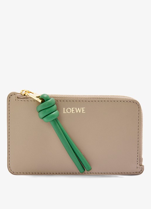 LOEWE Knot pasjeshouder van kalfsleer - voorkant zand