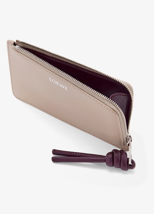 LOEWE Knot pasjeshouder van kalfsleer - detail zand