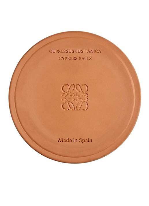 LOEWE Medium Cypress Balls Candle - geurkaars 610 gram - detail 2 undefined
