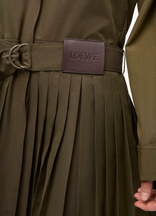 LOEWE Mini blousejurk met ceintuur en plissé - detail 5 khaki