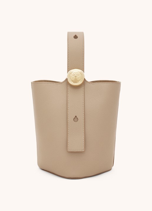 LOEWE Pebble Bucket Mini crossbodytas van kalfsleer - voorkant beige