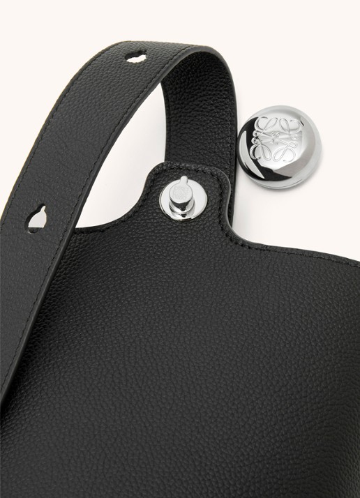 LOEWE Pebble Bucket Mini crossbodytas van kalfsleer - detail 5 zwart