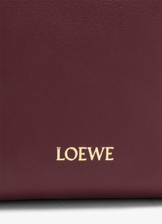 LOEWE Pebble Pouch crossbodytas van leer - detail 7 bordeauxrood