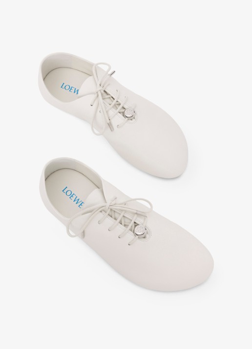 LOEWE Pebble Soft Lace-Up sneaker van kalfsleer - detail 2 wit
