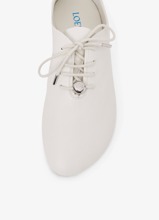 LOEWE Pebble Soft Lace-Up sneaker van kalfsleer - detail 3 wit