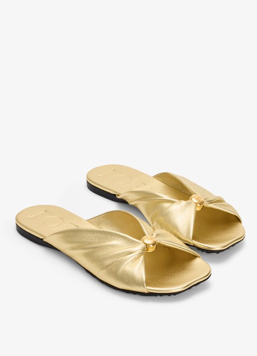 LOEWE Pebble Soft slipper van lamsleer met metallic finish - voorkant 2 goud