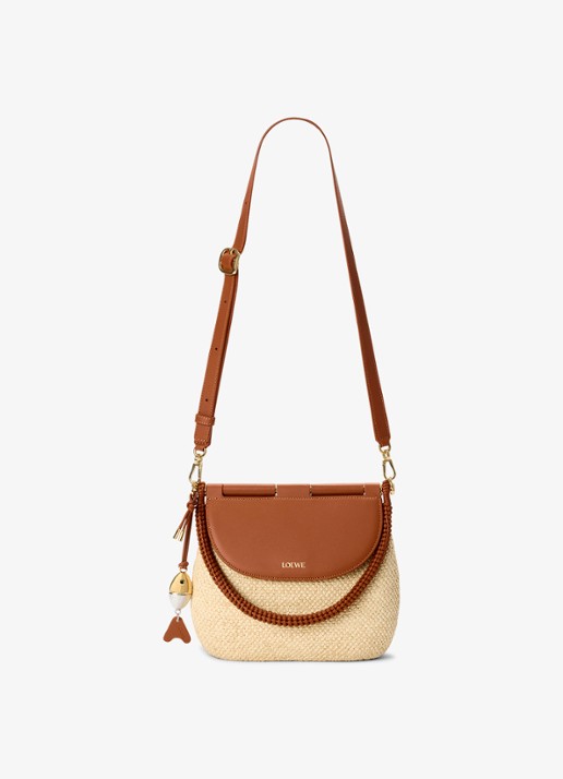 LOEWE Pescador Medium schoudertas van raffia met kalfsleren details - detail 2 beige