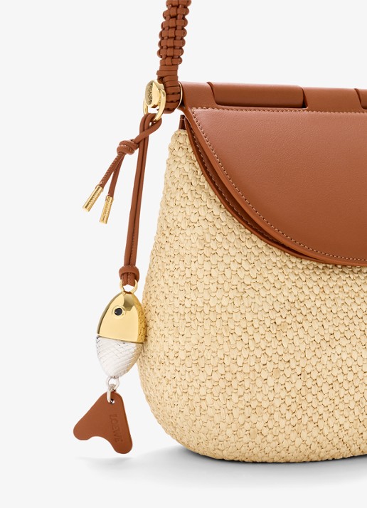LOEWE Pescador Medium schoudertas van raffia met kalfsleren details - detail 4 beige