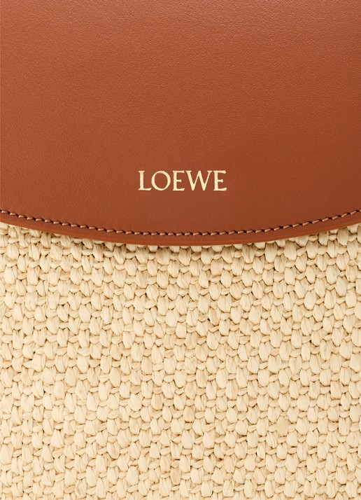 LOEWE Pescador Medium schoudertas van raffia met kalfsleren details - detail 6 beige