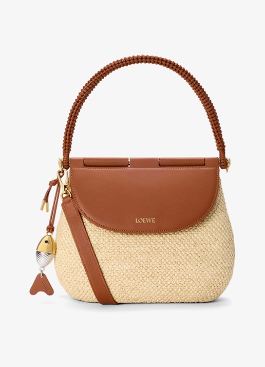 LOEWE Pescador Medium schoudertas van raffia met kalfsleren details