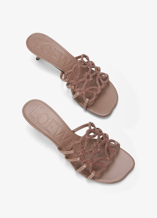 LOEWE Petal Anagram muiltje van geitenleer met strass - detail 3 taupe