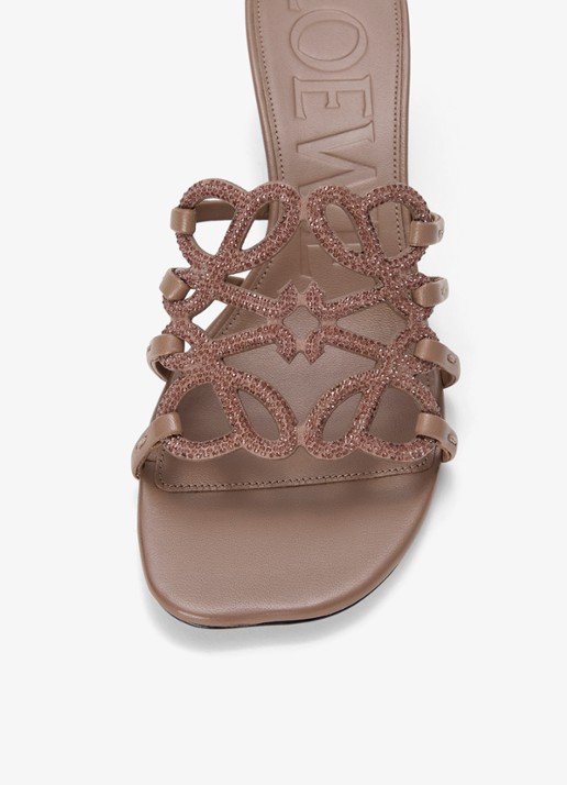LOEWE Petal Anagram muiltje van geitenleer met strass - detail 4 taupe