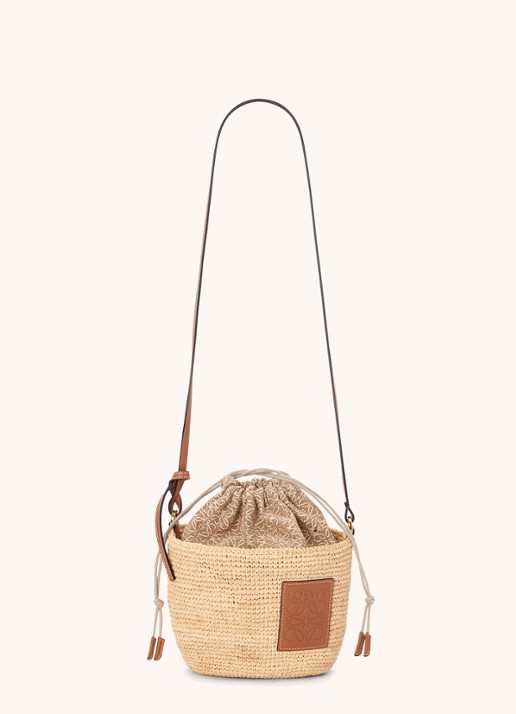 LOEWE Pochette schoudertas van raffia met kalfsleren details - detail creme