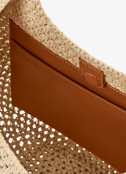 LOEWE Punch Hole Small schoudertas van raffia - detail beige