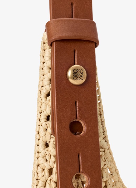 LOEWE Punch Hole Small schoudertas van raffia - detail 2 beige