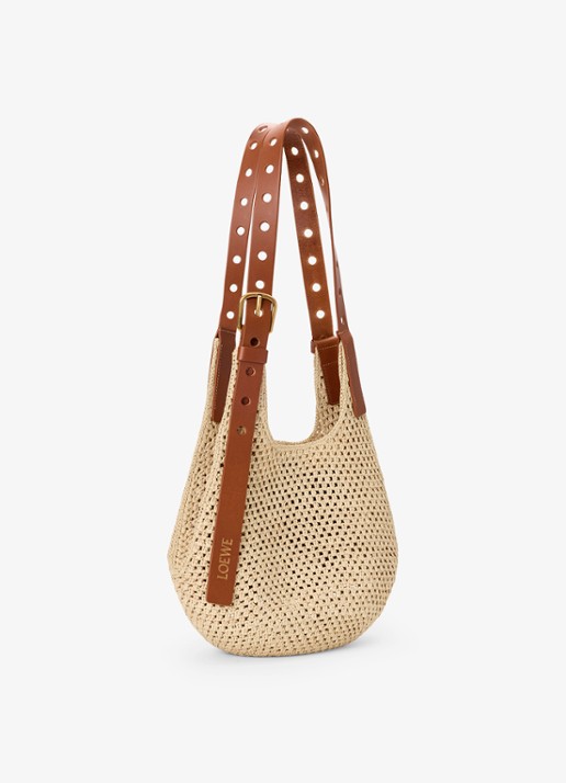 LOEWE Punch Hole Small schoudertas van raffia - voorkant 5 beige