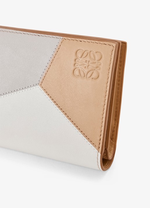 LOEWE Puzzle Compact portemonnee van kalfsleer - detail 4 gebroken wit