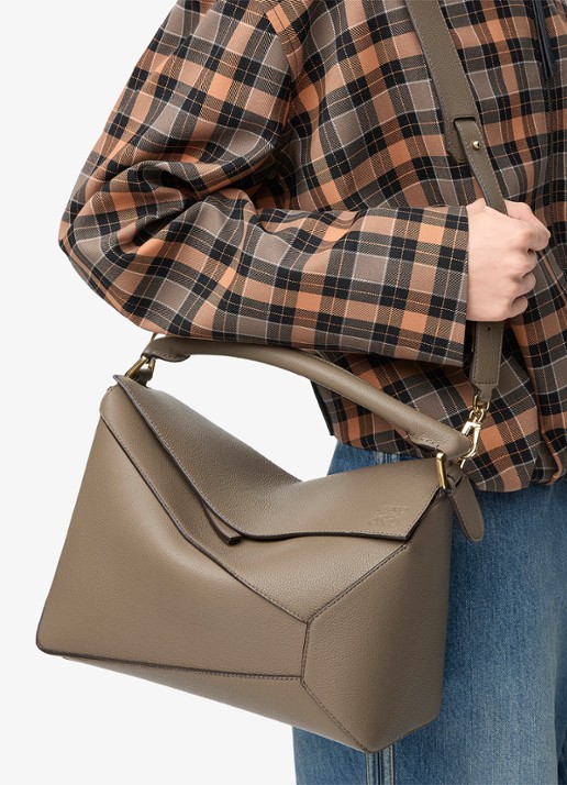 LOEWE Puzzle Edge Medium handtas van kalfsleer - detail 6 taupe