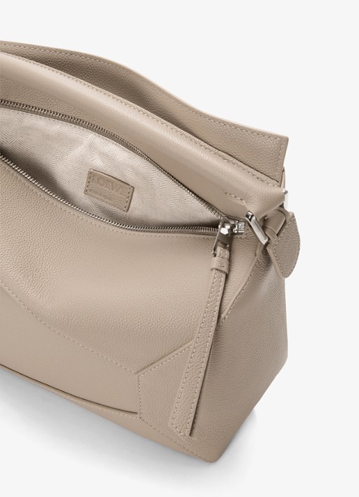 LOEWE Puzzle Edge Medium handtas van kalfsleer - detail 5 zand