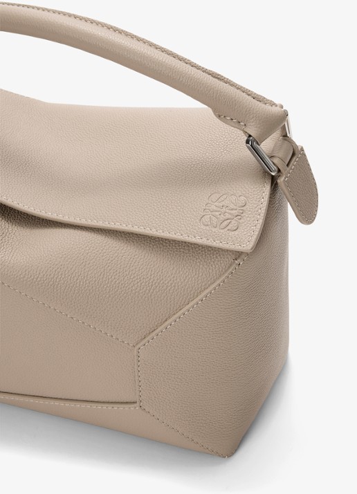 LOEWE Puzzle Edge Medium handtas van kalfsleer - detail 6 zand