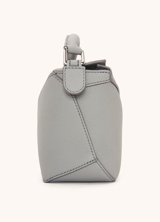 LOEWE Puzzle Edge Mini handtas van kalfsleer - achterkant lichtgrijs