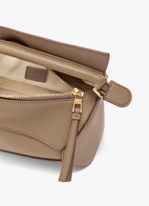 LOEWE Puzzle Edge Mini handtas van kalfsleer - detail 6 taupe