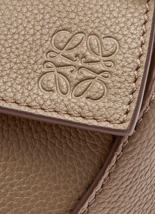LOEWE Puzzle Edge Mini handtas van kalfsleer - detail 7 taupe